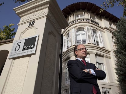 Josep Grau fotografiado en la puerta de la sede de Doxa Consulting.