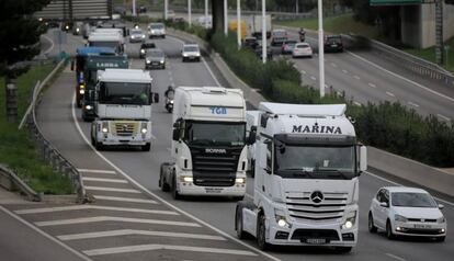 Camions a la ronda a l'alçada d'Esplugues.