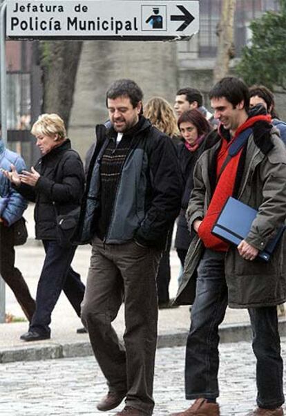 Xabier Alegría (a la izquierda), a su llegada a la Audiencia.