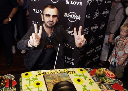 Ringo Starr, ante una tarta, para celebrar su 70 cumpleaños, en el Hard Rock Cafe en Nueva York.