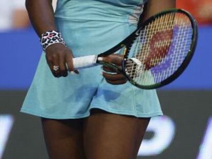 Serena se lamenta tras sufrir su primera derrota ante Bouchard.