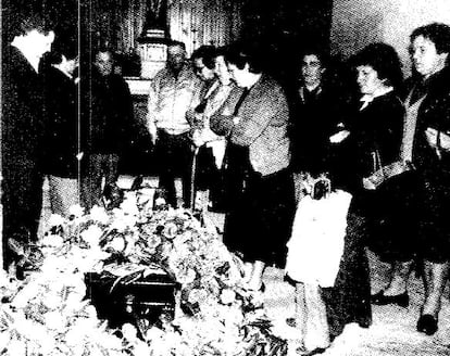 El féretro con el cadáver de José Aristimuño, entonces novio de una joven Anboto de 19 años, en el cementerio de Hernani, en 1981.