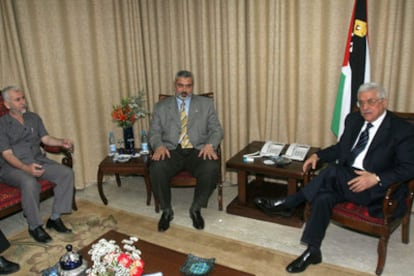 Ismail Haniya (c) y Mahmud Abbas (d), en la reunión que mantuvieron anoche en Gaza.