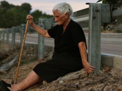 María Martín sits in front of her mother's grave in the documentary "The Silence of Others."