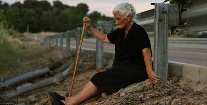 María Martín sits in front of her mother's grave in the documentary "The Silence of Others."