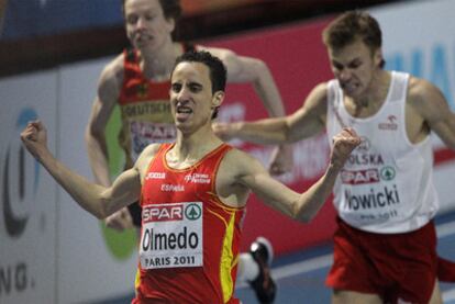 Manuel Olmedo celebra su victoria en la final de los 1.500 metros.
