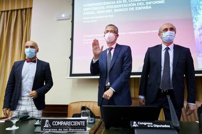 19-05-2021 (I-D) El vicepresidente primero de la mesa, Antonio Hurtado; el gobernador del Banco de España, Pablo Hernández de Cos y el presidente de la mesa, Celso Luis Delgado en la Comisión de Asuntos Económicos y Transformación Digital en la sala Cánovas del Congreso de los Diputados