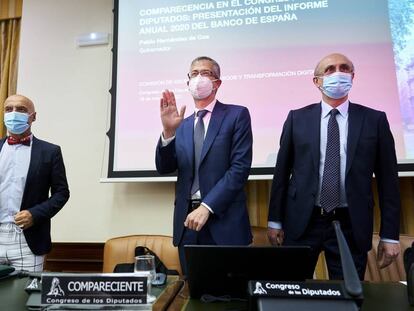 19-05-2021 (I-D) El vicepresidente primero de la mesa, Antonio Hurtado; el gobernador del Banco de España, Pablo Hernández de Cos y el presidente de la mesa, Celso Luis Delgado en la Comisión de Asuntos Económicos y Transformación Digital en la sala Cánovas del Congreso de los Diputados