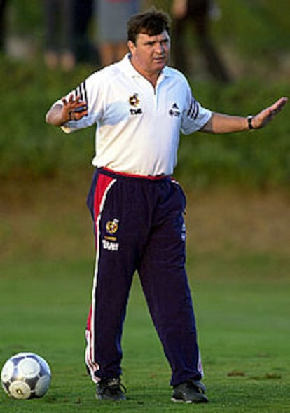 Camacho da instrucciones en el entrenamiento de ayer.