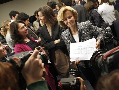 Elena Salgado, en el centro, tras la rueda de prensa del Consejo de Ministros de ayer.