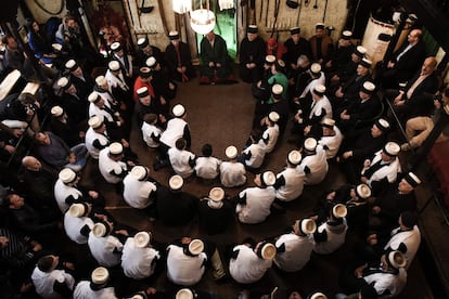 Adeptos del sufismo, una forma mística del Islam, participan en una ceremonia en una sala de oración en Prizren, Kosovo.