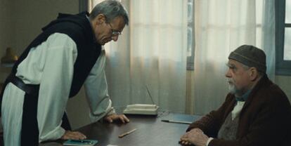 Lambert Wilson (izquierda) y Michael Lonsdale, en una imagen de <i>De dioses y hombres.</i>