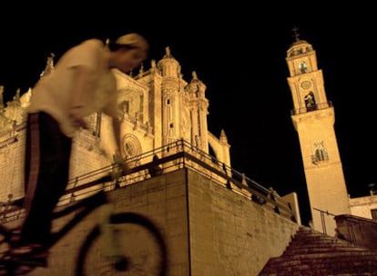 Un joven pasa por delante de la Catedral de Jerez, en una imagen de archivo