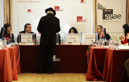 Un socio de la SGAE vota en la sede madrileña de la entidad.