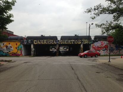 Un puente en el barrio mexicano de Pilsen, en Chicago.