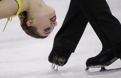 Kristina Astakhova y Alexei Rogonov en su rutina de patinaje artístico en los Juegos Olímpicos de Invierno en Gangneung (Corea del Sur), el 15 de febrero de 2018.