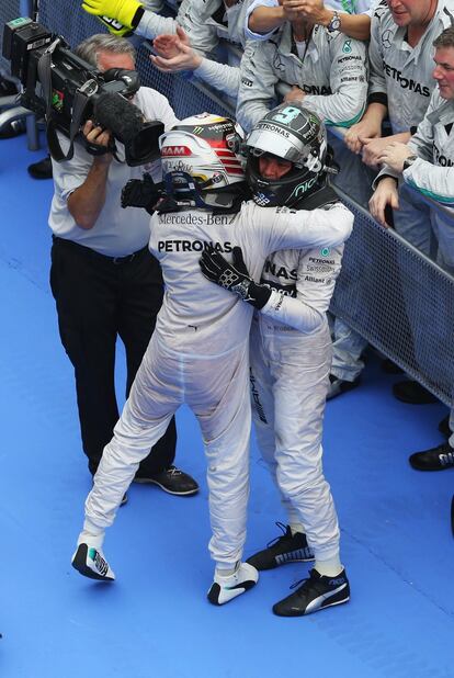 Hamilton abraza a Rosberg. 