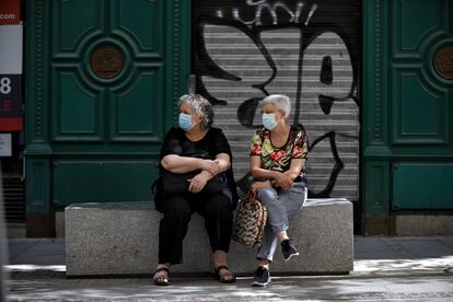 Dos señoras descansan en uno de los bancos de la calle de Arenal.