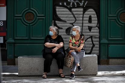 Dos señoras descansan en uno de los bancos de la calle de Arenal. 