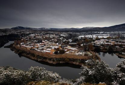 El Rio Lozoya rodea la muralla árabe del pueblo Buitrago del Lozoya. En la imagen además de estar el pueblo nevado, se aprecia la muralla y su castillo. Este año la presa de Puentes Viejas esta llena lo que hace que la cantidad de agua sea impresionante.