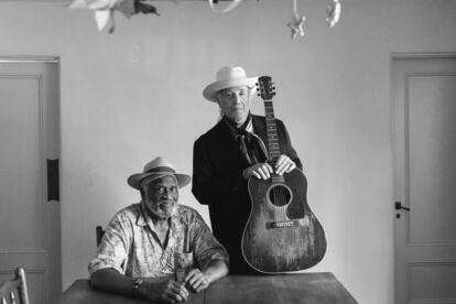Los músicos Taj Mahal y Ry Cooder lanzan el álbum 'Get on board',un homenaje a la música de Sonny Terry y Brownie McGhee.