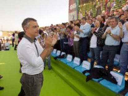 El presidente del PNV, Íñigo Urkullu, aplaude junto a los dirigentes del partido al comienzo del mitin del Alderdi Eguna (Día del partido).