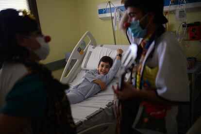 Un niño celebra la visita de Payasospital en el Doctor Peset de Valencia.