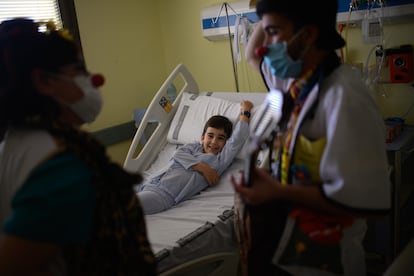 Un niño celebra la visita de Payasospital en el Doctor Peset de Valencia.