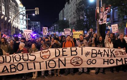 Una de las pancartas que pide la abolición de la deuda provocada por el rescate a la banca.