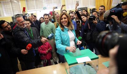 La candidata del PSOE, Susana Díaz, deposita su voto en un colegio de Sevilla.