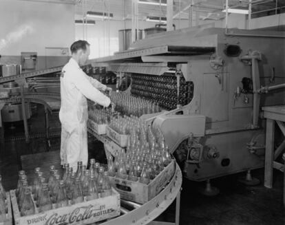 Un trabajador embotella Coca-Cola en una imagen de 1955.  
