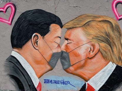 Grafiti del Parque del Muro, en Berlín, donde se ve a los presidentes de China y EE UU, Xi Jinping y Donald Trump, con una máscara sanitaria.