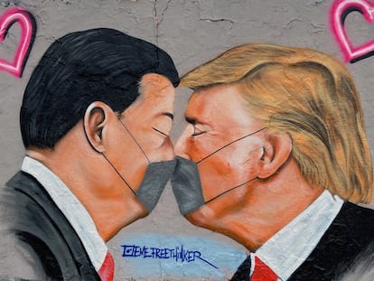 Grafiti del Parque del Muro, en Berlín, donde se ve a los presidentes de China y EE UU, Xi Jinping y Donald Trump, con una máscara sanitaria.