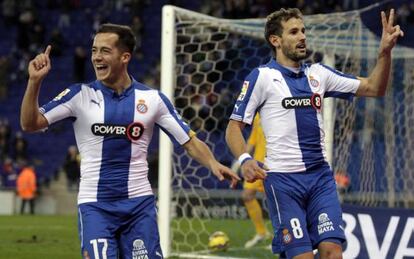 Los espanyolistas Lucas Vázquez y Stuani celebrna un gol.