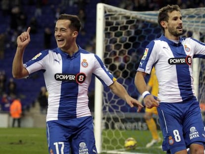 Los espanyolistas Lucas Vázquez y Stuani celebrna un gol.