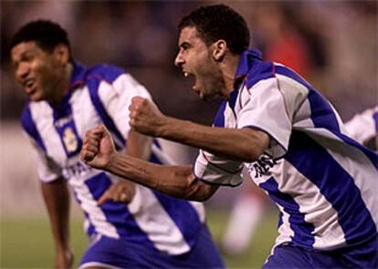 Naybet celebra alborozado el gol que dio la victoria al Deportivo.