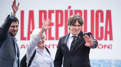 Carles Puigdemont (derecha), acompañado por Toni Comín y Clara Ponsatí en un mitin del Consell per la República de 2020.