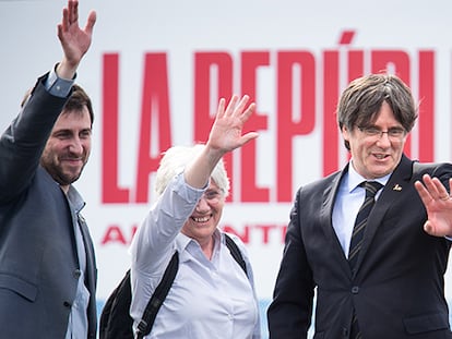Carles Puigdemont (derecha), acompañado por Toni Comín y Clara Ponsatí en un mitin del Consell per la República de 2020.