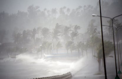 Els forts vents i la pluja sacsegen la ciutat de Legazpi abans del pas del tifó Hagupit.