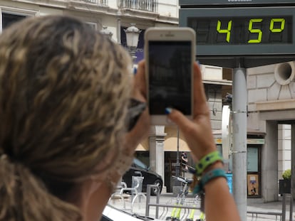 GRANADA 09/08/2023,- Una mujer fotografía la temperatura de un termómetro en Granada, este miércoles, una jornada marcada por las altas temperaturas en todo el país. EFE/ Pepe Torres.
