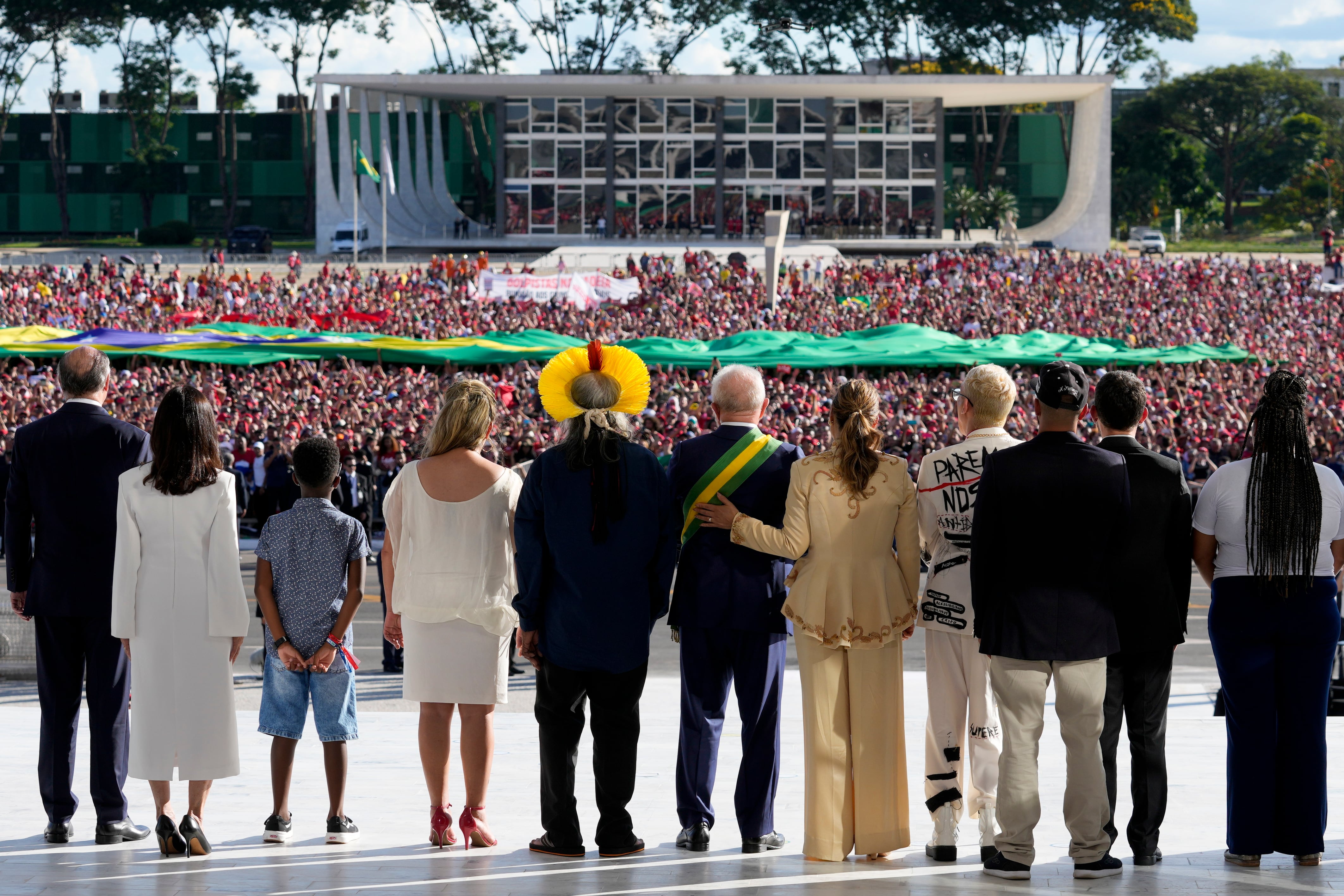 Lula y su esposa, Janja, entran con varios brasileños de a pie en el palacio presidencial tras la toma de posesión, el 1 de enero de 2023, en Brasilia. 