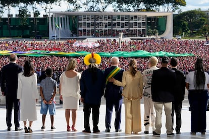Lula and his wife, Janja, enter the presidential palace with several Brazilians after the inauguration, in Brasília, on January 1, 2023.