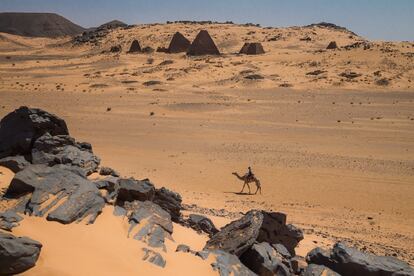 Entre las dunas rojizas del desierto del Sáhara, a unos 250 kilómetros al norte de Jartum, se encuentran las pirámides de Meroe, erigidas durante el Reino de Kush, entre el siglo VIII a. C y el IV d. C.