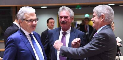 Los ministros de Exteriores de Bélgica, Didier Reynders; Luxemburgo, Jean Asselborn y España, Alfonso Dastis, en la reunión de este lunes en Bruselas.