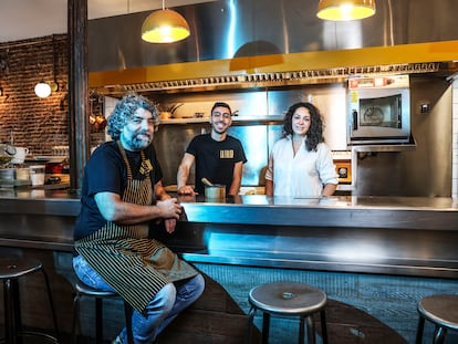 De izquierda a derecha, Xan Otero, Alejandro Oliveira y Claudia Rodríguez, en la cocina a la vista del restaurante La Falda, en Lavapiés.