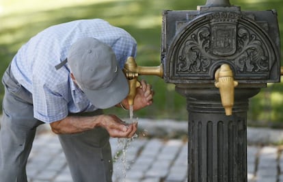 Un hombre bebe en una fuente de Madrid, este martes.