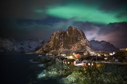 Hamnøy es un pueblecito de pescadores que da nombre a una de las ocho islas que forman el archipiélago noruego de Lofoten, al norte del Círculo Polar Ártico. Con apenas cinco horas de luz al día en invierno, aunque con temperaturas sorprendentemente suaves para esas latitudes gracias a la cálida corriente del Golfo, esta remota localidad con casas de vivos colores es un mirador excepcional para contemplar el espectáculo visual de las auroras boreales. Hamnøy, como otros diminutos enclaves de las <a href="https://elviajero.elpais.com/elviajero/2018/06/27/actualidad/1530120897_916664.html" rel="nofollow" target="_blank">Lofoten</a>, huele a bacalao, que se cuelga en bastidores de madera por todo el pueblo para ser secado. Estas islas nórdicas, conectadas entre sí por una única carretera, ofrecen escenarios de naturaleza salvaje entre profundos fiordos y montañas picudas que emergen de las turbulentas aguas del mar de Noruega, en los que practicar esquí, submarinismo, rafting e incluso surf.