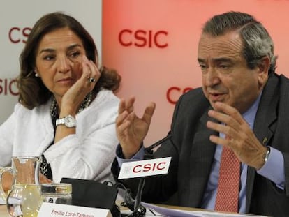 El presidente del CSIC, Emilio Lora-Tamayo, en un acto con la secretaria de Estado de Investigaci&oacute;n, Carmen Vela.