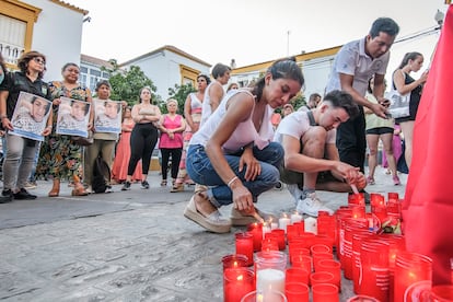 Vecinos de Utrera, junto a inmigrantes nicaragüenses y de otros países latinoamericanos, el martes en una concentración ante el Ayuntamiento de la localidad sevillana, en memoria de Erica Vanessa Reyes, la última víctima de la violencia machista en España.