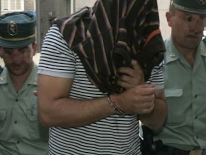 Un detenido por usar explosivos en la pesca entra en el juzgado de Cambados, en junio de 2010.